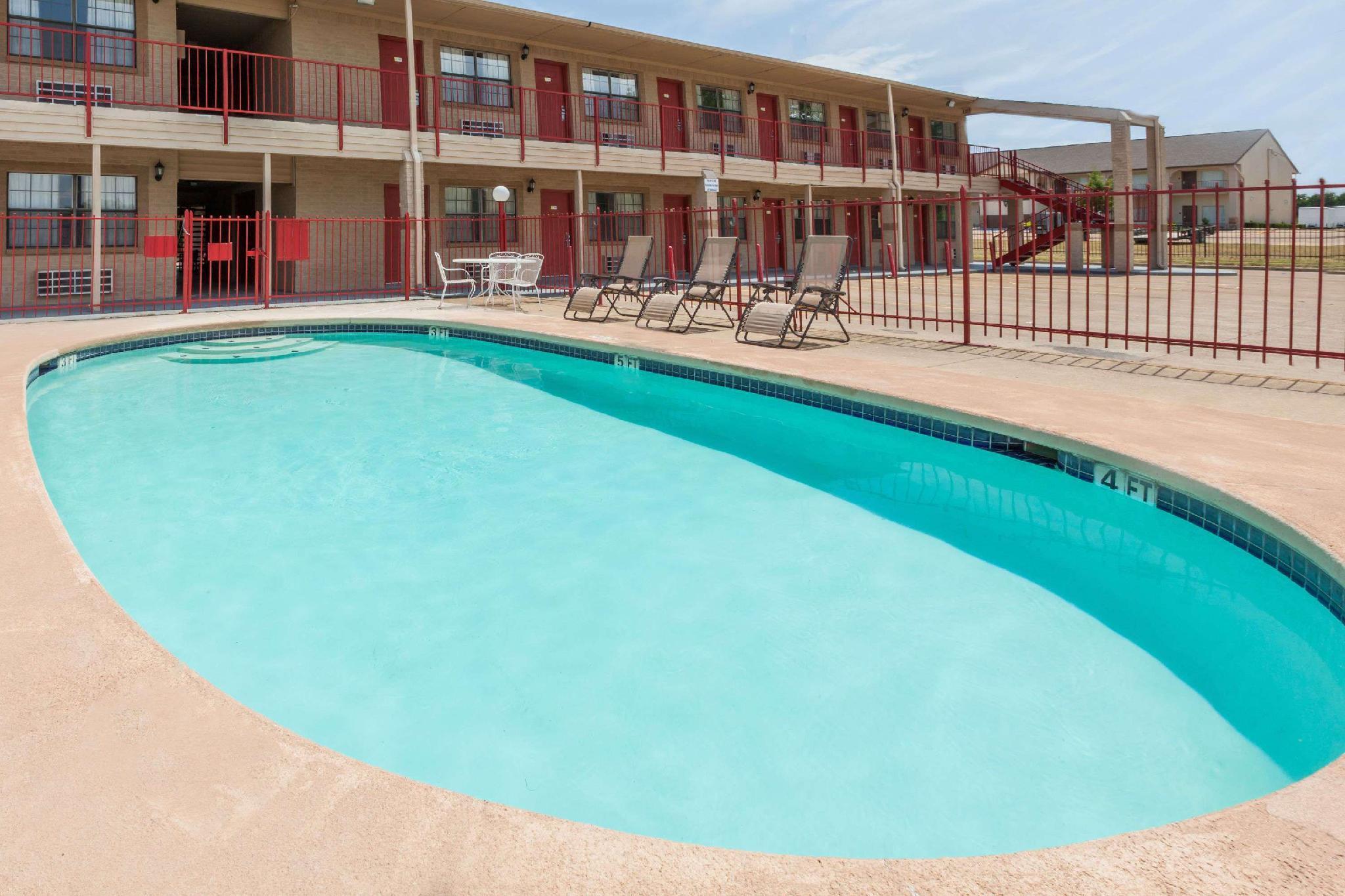 Days Inn & Suites By Wyndham - Canton First Monday Trade Days Exterior foto