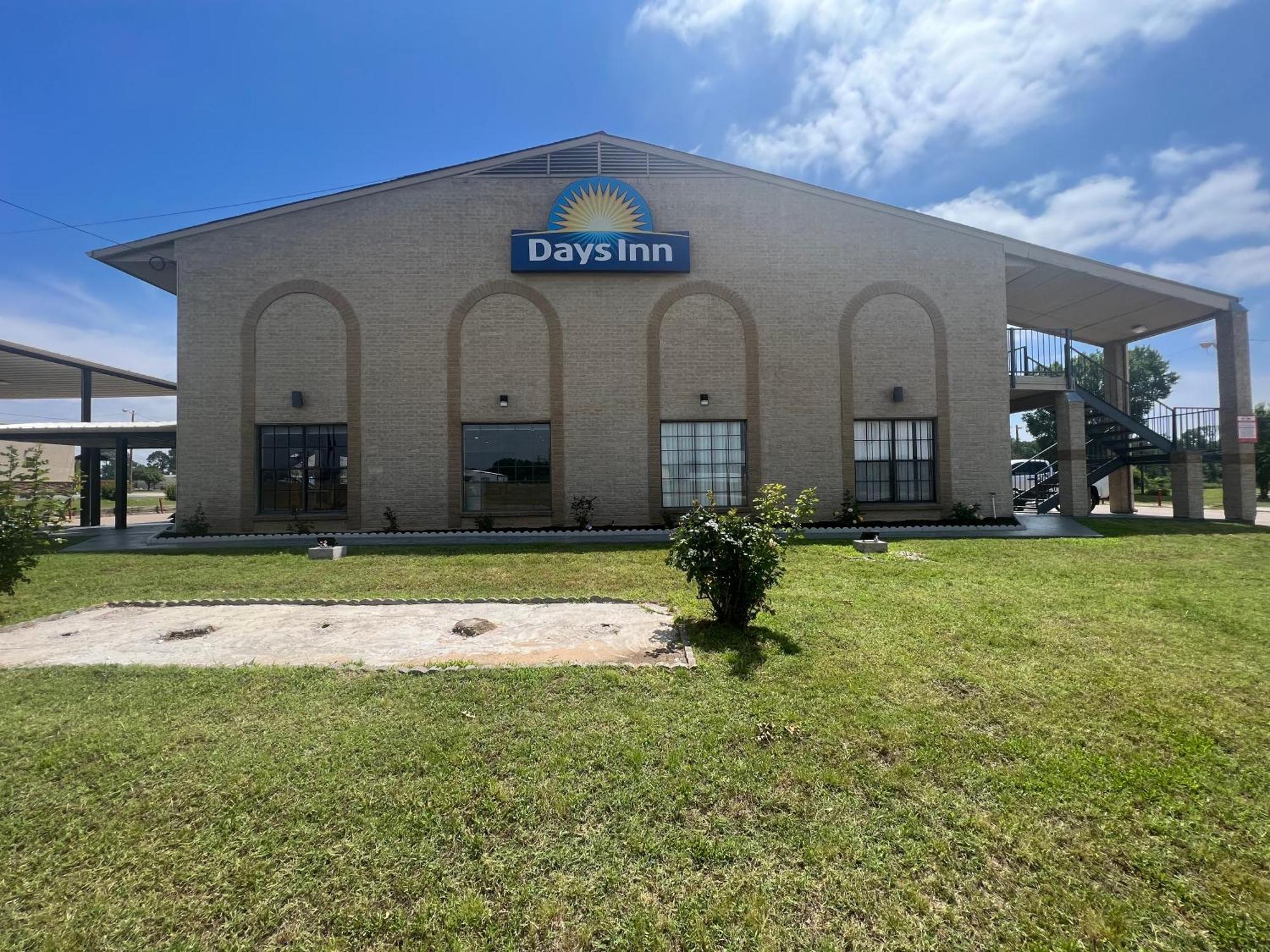 Days Inn & Suites By Wyndham - Canton First Monday Trade Days Exterior foto